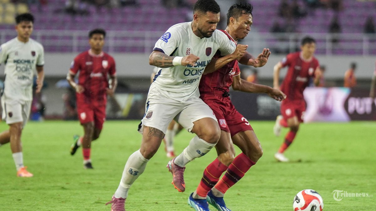 BERDUEL - Pesepak bola Persis Solo, Eky Taufik (kanan) saat berduel dengan pesepak bola Persita Tangerang, Matheus Alves (kiri) dalam lanjutan Super league di Stadion Manahan, Solo, Minggu (4/1/2026) sore. Persis dikalahkan Persita dengan skor 1-3. Tribun Solo/Hafidh Rizky Pratama