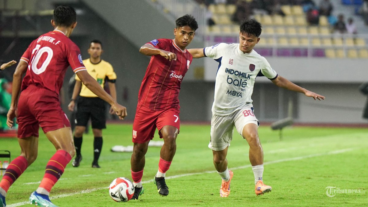 BERDUEL - Pesepak bola Persis Solo, Irfan Jauhari (dua dari kiri) saat berduel dengan pesepak bola Persita Tangerang, Hokky Caraka (kanan) dalam lanjutan Super league di Stadion Manahan, Solo, Minggu (4/1/2026) sore. Persis dikalahkan Persita dengan skor 1-3. Tribun Solo/Hafidh Rizky Pratama