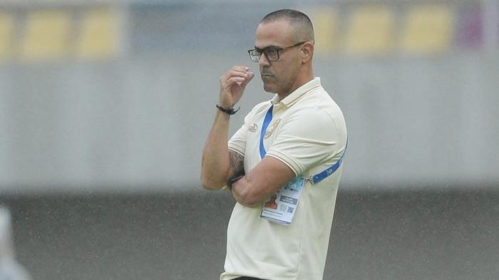 BORNEO FC - Fabio Lefundes menyaksikan anak didiknya pada pertandingan putaran kedua Super League Persis Solo versus Borneo FC Samarinda di Stadion Manahan Solo, Jumat (23/1/2026). Borneo FC berhasil bungkam Persis 1-0 dan naik ke puncak klasemen sementara.