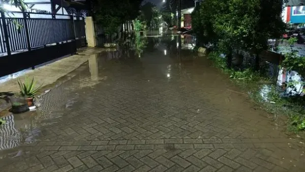 Perbaikan tanggul aliran Kali Angke di Perumahan  Pinang Griya Permai, Pinang, Kota Tangerang. (dok istimewa)