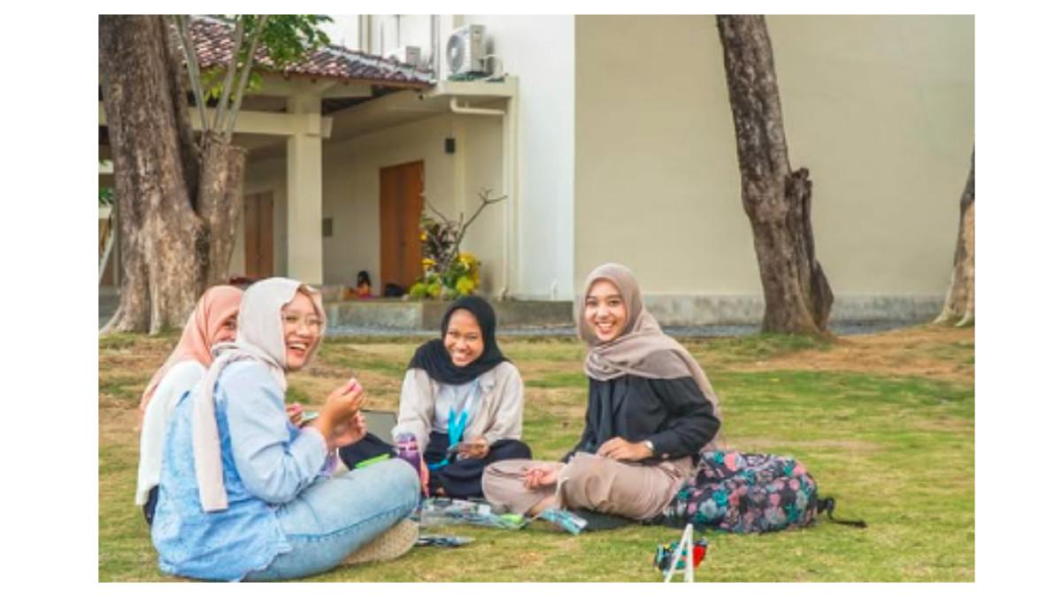 Nongkrong dan menikmati petang di Lokananta Bloc.