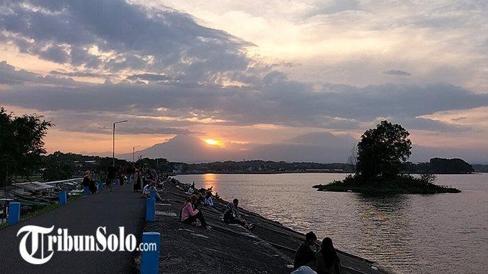 WISATA BOYOLALI - Pemandangan Waduk Cengklik Boyolali saat sore hari dengan lanskap matahari terbenam.