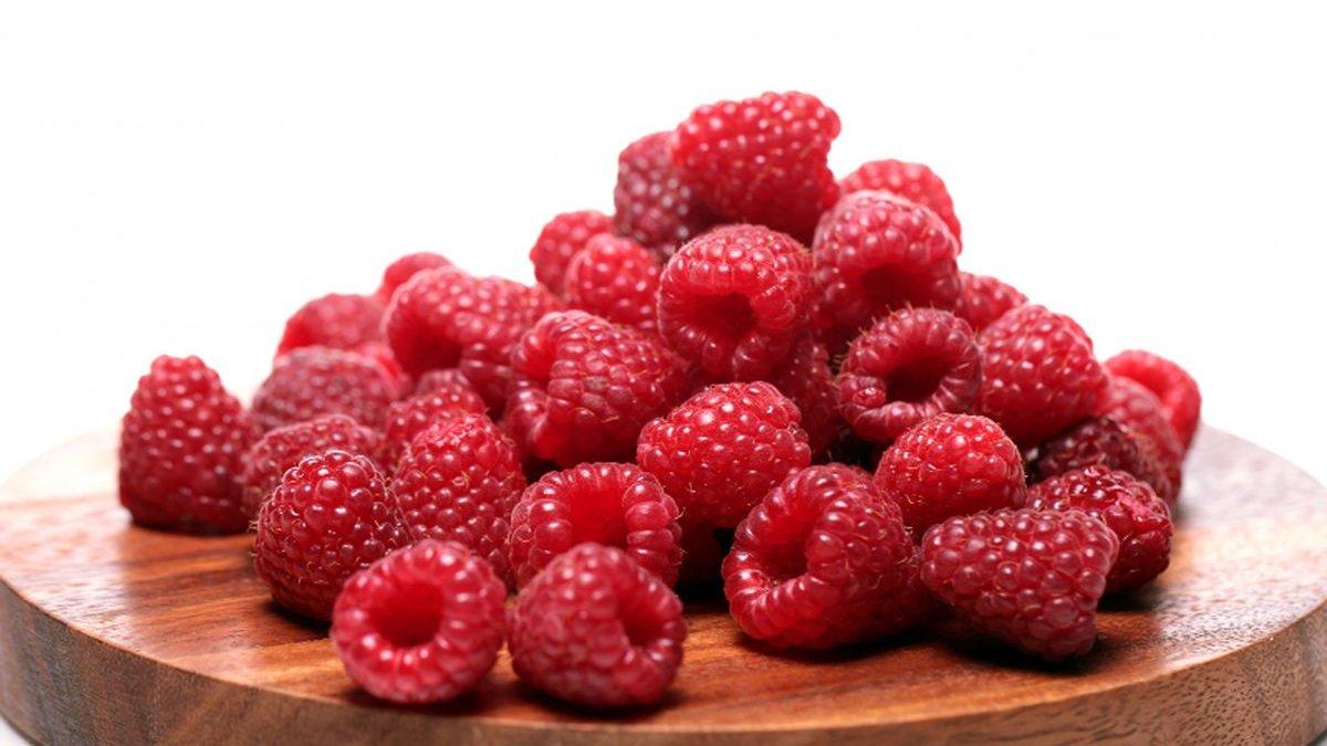 ilustrasi buah raspberry, berikut ini fakta buah raspberry yang bagus untuk kesehatan usus dan mengelola gula darah