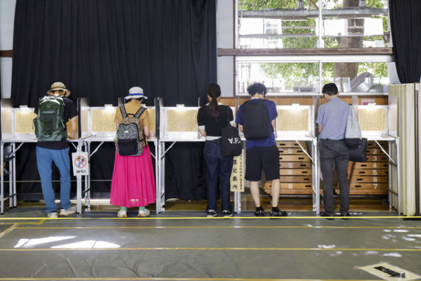 Orang-orang memberikan suara dalam pemilihan Majelis Tinggi di sebuah tempat pemungutan suara di Tokyo, Jepang, Minggu (20/7/2025). Foto: MANAMI YAMADA/REUTERS