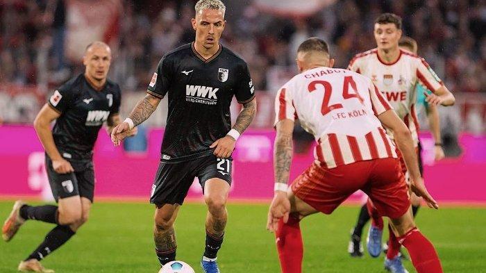 PEMAIN AUGSBURG - Aksi Phillip Tietz (Augsburg) saat menggiring bola di laga Bundesliga. Federasi Sepak Bola Indonesia atau PSSI akhirnya buka suara terkait kabar naturalisasi striker Augsburg Phillip Tietz.