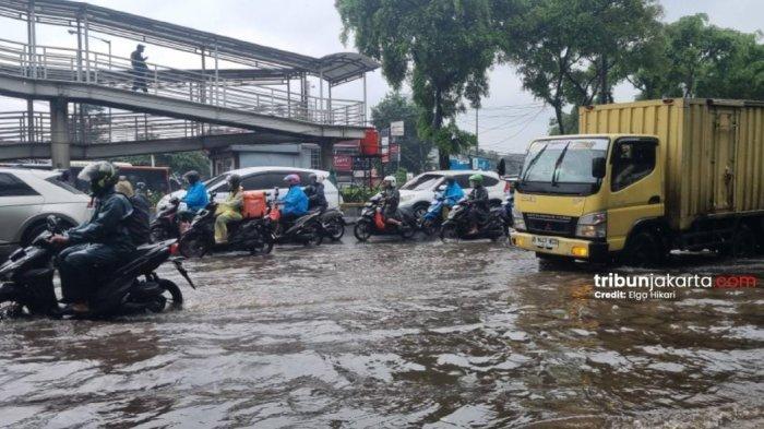 Banjir menggenangi ruas Jalan Daan Mogot tepatnya di depan Halte Transjakarta Jelambar, Jakarta Barat, Kamis (22/1/2026).