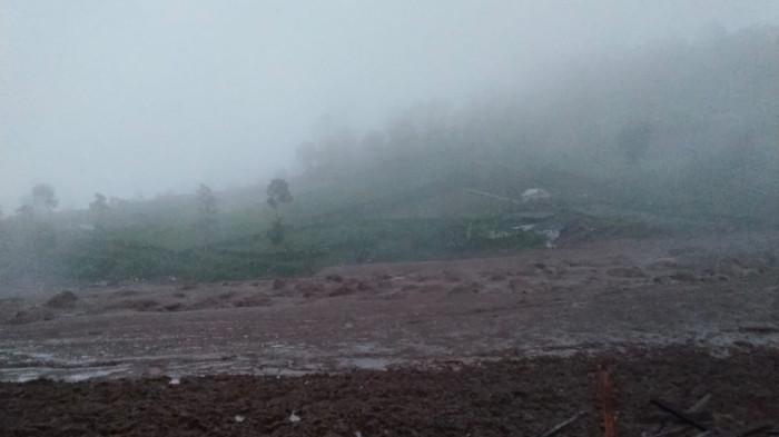 LONGSOR - Bencana longsor disertai banjir bandang menerjang Kampung Pasir Kuning hingga Kampung Pasir Kuda, RT 05 RW 11, Desa Pasirlangu, Kecamatan Cisarua, Kabupaten Bandung Barat (KBB), Sabtu (24/1/2026) dini hari.