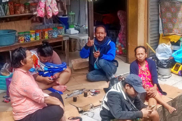 Ibu Ani (63) (kanan) bersama sejumlah warga yang mengungsi sebab rumahnya terendam banjir di RT 16 Pejaten Timur, Jakarta Selatan. Foto: Ryan Iqbal/kumparan