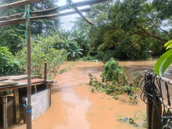 Luapan Kali Ciliwung yang berada di belakang pemukiman warga di Pejaten Timur, Jakarta Selatan, Sabtu (24/1/2026). Foto: Ryan Iqbal/kumparan