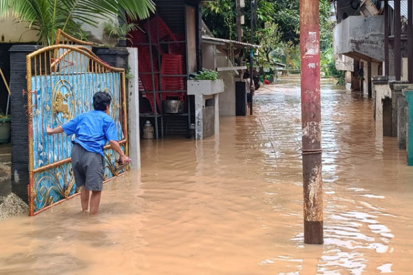 Kondisi banjir yang mencapai 2 meter di Jl. Al Makmuriyah, Pejaten Timur, Jakarta Selatan, Sabtu (24/1/2026). Foto: Ryan Iqbal/kumparan