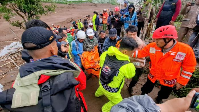 Tim SAR membawa jenazah korban tanah longsor di Desa Pasirlangu, Kecamatan Cisarua, Kabupaten Bandung Barat, pada Sabtu (24/1/2026).