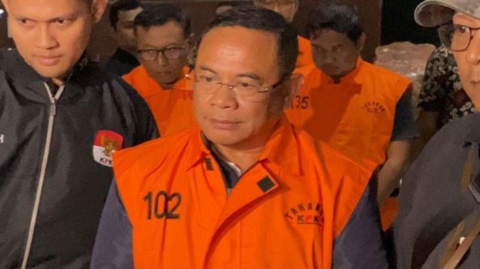 NASIB SUDEWO - Bupati Pati Sudewo memakai rompi oranye atau tahanan usai ditetapkan sebagai tersangka atas kasus dugaan pemerasan pengisian jabatan perangkat desa di lingkungan Kabupaten Pati, Selasa (20/1/2026). Sufmi Dasco angkat bicara terkait nasib Sudewo di Gerindra.