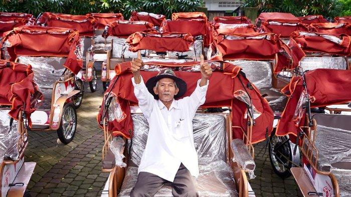 BECAK LISTRIK - Salah seorang penerima bantuan becak listrik dari Presiden Prabowo Subianto di Kabupaten Banyuwang, Jawa Timur, Sabtu (24/1/2026), mengaku sangat terbantu dengan bantuan tersebut.