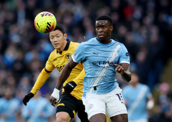 Marc Guehi dari Manchester City beraksi dengan Hwang Hee-chan dari Wolverhampton Wanderers pada pertandingan Liga Inggris antara Manchester City vs Wolverhampton Wanderers di Stadion Etihad, Manchester, Inggris, Sabtu (24/1/2026). Foto: Phil Noble/REUTERS