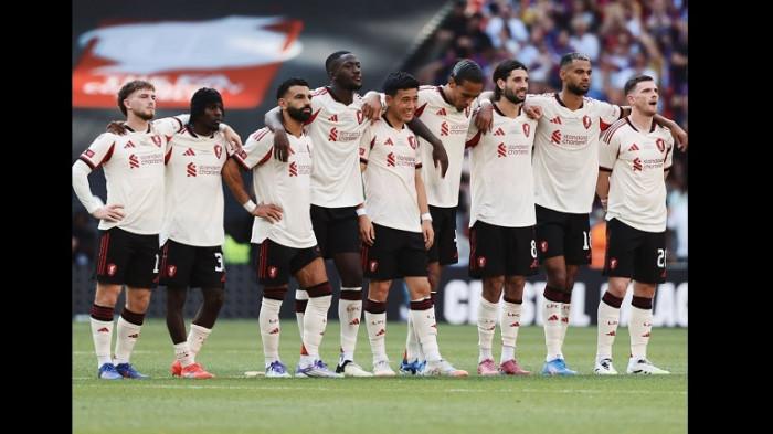 SKUAD LIVERPOOL- Para pemain Liverpool saat sesi adu penalti. Liverpool tidak mengawali musim baru dengan baik,  kalah dengan skor 3-2 melalui adu penalti di final Community Shield setelah bermain imbang 2-2 selama 90 menit. Penampilan buruk Liverpool ini menunjukkan sejumlah kelemahan di berbagai area lapangan.