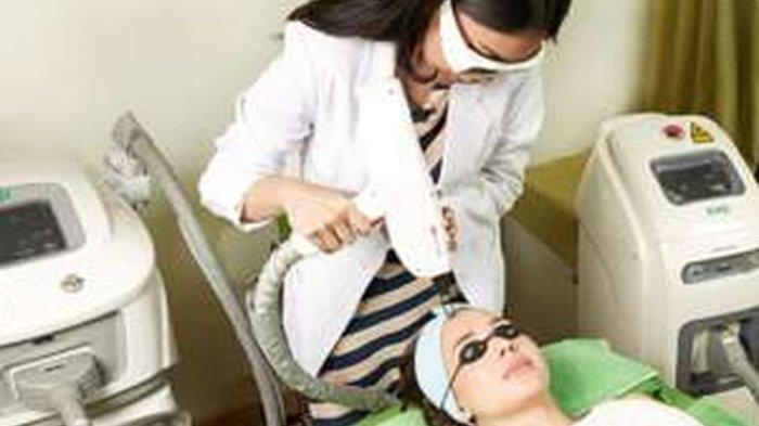 ilustrasi tindakan laser yang dilakukan oleh dokter