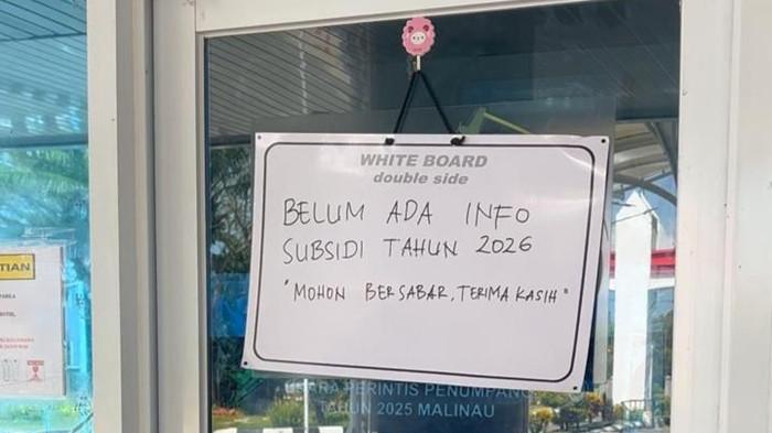 Papan pengumuman belum ada SOA terpampang di loket Smart Air Bandara Malinau