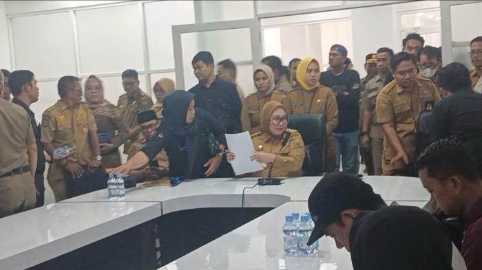 AUDIENSI - Bupati Mamuju Sitti Sutinah Suhardi saat berdialog dengan nakes dan guru di Kantor Bupati Mamuju, Selasa (6/1/2026).