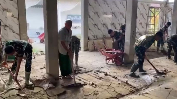 Personil TNI dan warga gotong royong bersihkan sisa-sisa banjir di Aceh. Foto: Bakom RI