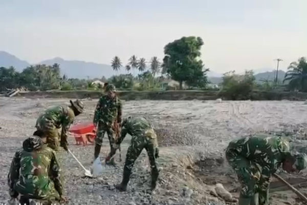 Personel TNI membangun jembatan di Kampung Mudik, Tapanuli Tengah, Sumatera Utara. Foto: Bakom RI