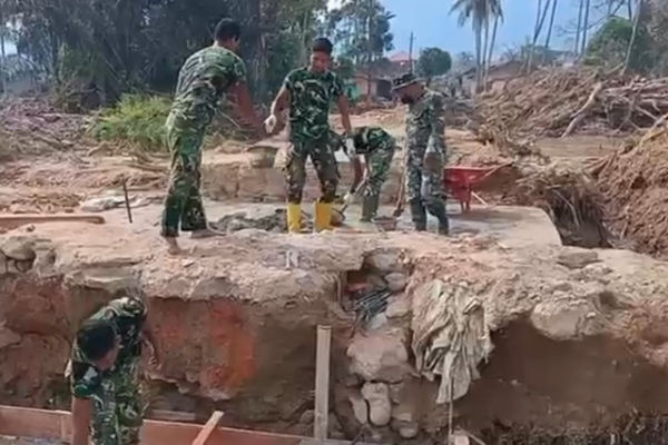 Personel TNI membangun jembatan di Bonu Lamban, Tapanuli Tengah, Sumatera Utara. Foto: Bakom RI