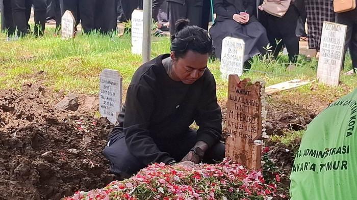 REZA ARAP - Reza Arap saat berada di pemakaman Lula Lahfah di TPU Rawa Terate, Cakung, Jakarta Timur, Sabtu (24/1/2026).