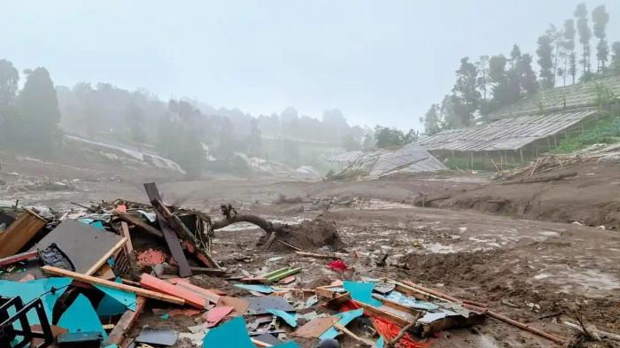 LONGSOR CISARUA- Longsor dahsyat terjadi di Desa Pasirlangu, Kecamatan Cisarua, Kabupaten Bandung Barat, Sabtu (24/1/2026). Seorang balita bernama Arsa (2) selamat dalam longsor dahsyat yang mengubur rumahnya. Dia ditemukan di atas genteng.