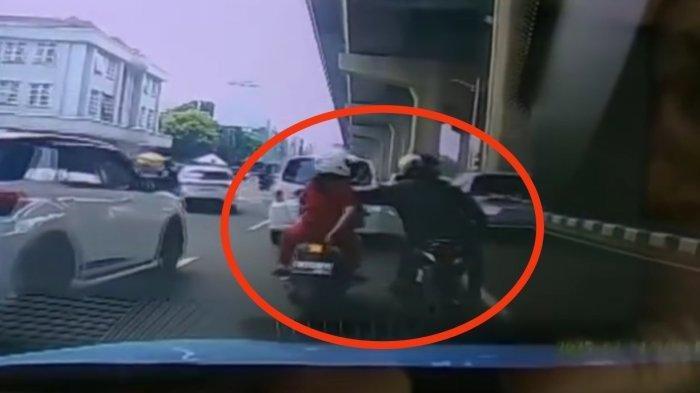 JAMBRET BERAKSI: Tangkapan layar video viral di media sosial yang merekam percobaan penjambretan di Jalan Boulevard Barat Raya, Kelapa Gading, Jakarta Utara, Senin (24/2/2025). Dalam video rekaman dashcam mobil itu, terlihat seorang wanita yang dibonceng sepeda motor nyaris menjadi korban penjambretan tas oleh pelaku yang juga mengendarai motor. Terlihat pelaku mengikuti korban dari belakang sebelum akhirnya mendekat dan berusaha menarik tas selempang yang dikenakan korban.