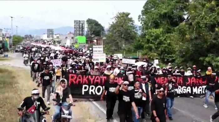 LUWU RAYA - Ribuan masyarakat Luwu Utara unjuk rasa di Monumen Masamba Affair, Kecamatan Masamba, Kabupaten Luwu Utara, Sulawesi Selatan, pada Jumat (23/1/2026). Mereka berunjuk rasa menuntut pemekaran Provinsi Luwu Raya. (Sumber: Andi Bunayya Nandini)