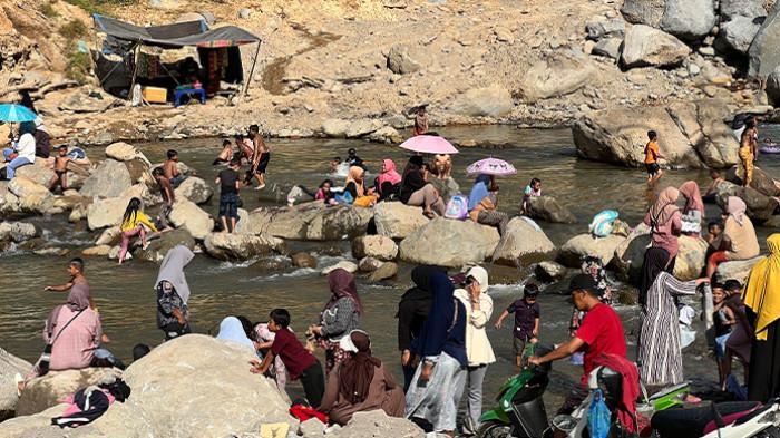 Warga beraktivitas di Sungai Umah Besi 2