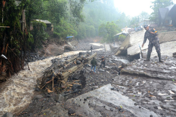 Personil TNI berada samping bangunan yang rusak diterjang banjir bandang di Obyek Wisata Guci, Kabupaten Tegal, Jawa Tengah, Minggu (25/1/2026). Foto: Oky Lukmansyah/ANTARA FOTO