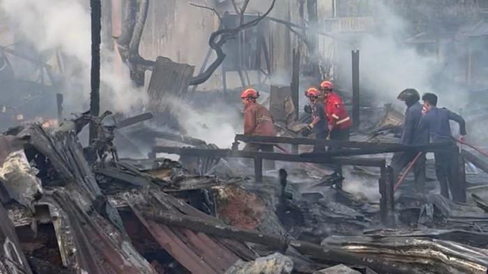 SISA KEBAKARAN - Kondisi terkini kebakaran di RT 6, Respen Tubu, Kecamatan Malinau Utara, Malinau, Kalimantan Utara, Minggu (25/1/2026) sore. Api kini berhasil dipadamkan petugas dan dalam proses pendinginan.(TRIBUNKALTARA.COM / MOHAMMAD SUPRI)