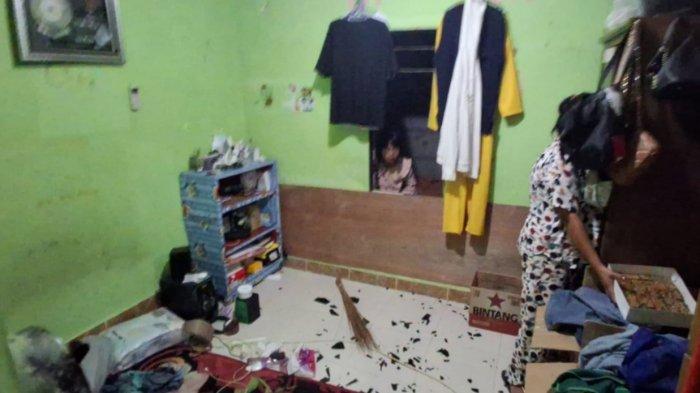 DIPECAHKAN - Warga gerak cepat sigap menangani pemadaman api, memecahkan kaca jendela kemudian masuk memandamkan api yang berasal dari kompor. Satu rumah nyaris saja terbakar di RT 3 Kelurahan Sebengkok belakang Ramayana, kota Tarakan, Kalimantan Utara,  malam ini, Minggu (25/1/2026).TRIBUNKALTARA.COM/ANDI PAUSIAH