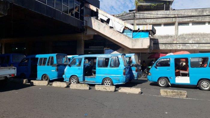 MIKROLET - Mikrolet di depan Jumbo Swalayan, Jalan Suprapto, Kawasan Niaga 45, Manado, Sulawesi Utara, Kamis (3/7/2025). Berikut kisah sopir mikrolet.