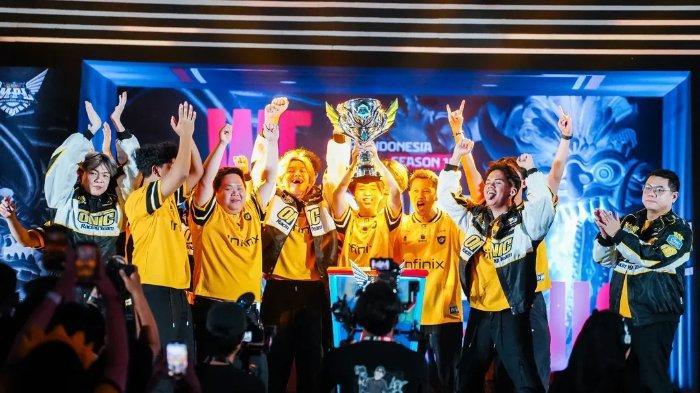 ONIC JUARA - Para pemain ONIC merayakan gelar juara MPL ID Season 15 setelah mengalahkan RRQ Hoshi di partai final 4-3, Minggu (15/6/2025) malam WIB.