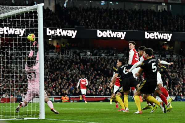 Penjaga gawang Manchester United Senne Lammens menghalau bola dari sundulan pemain Arsenal pada pertandingan Liga Inggris di Emirates Stadium, London, Inggris, Minggu (26/1/2026). Foto: Dylan Martinez/REUTERS