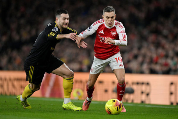 Pemain Arsenal Leandro Trossard berebut bola dengan pemain Manchester United Diogo Dalot pada pertandingan Liga Inggris di Emirates Stadium, London, Inggris, Minggu (26/1/2026). Foto: Dylan Martinez/REUTERS
