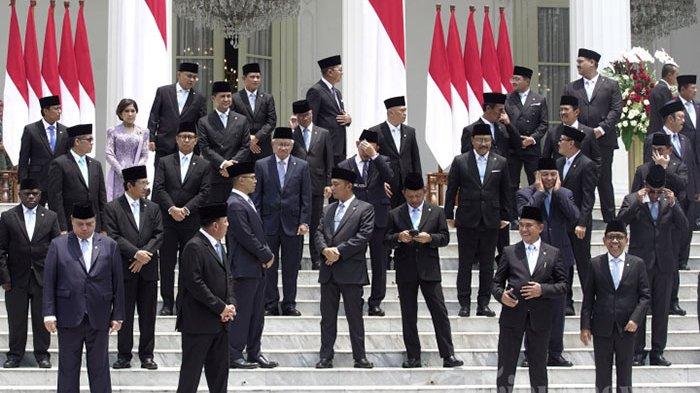 Menteri Kabinet Merah Putih sebelum berfoto bersama usai pelantikan di Istana Merdeka, Jakarta, Senin (21/10/2024). Presiden Prabowo Subianto resmi melantik ke-53 dan kepala badan negara setingkat menteri dalam Kabinet Merah Putih periode 2024-2029.