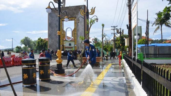 MENCOPOT POSTER - Petugas membersihkan sejumlah poster/spanduk yang menyalahi aturan.