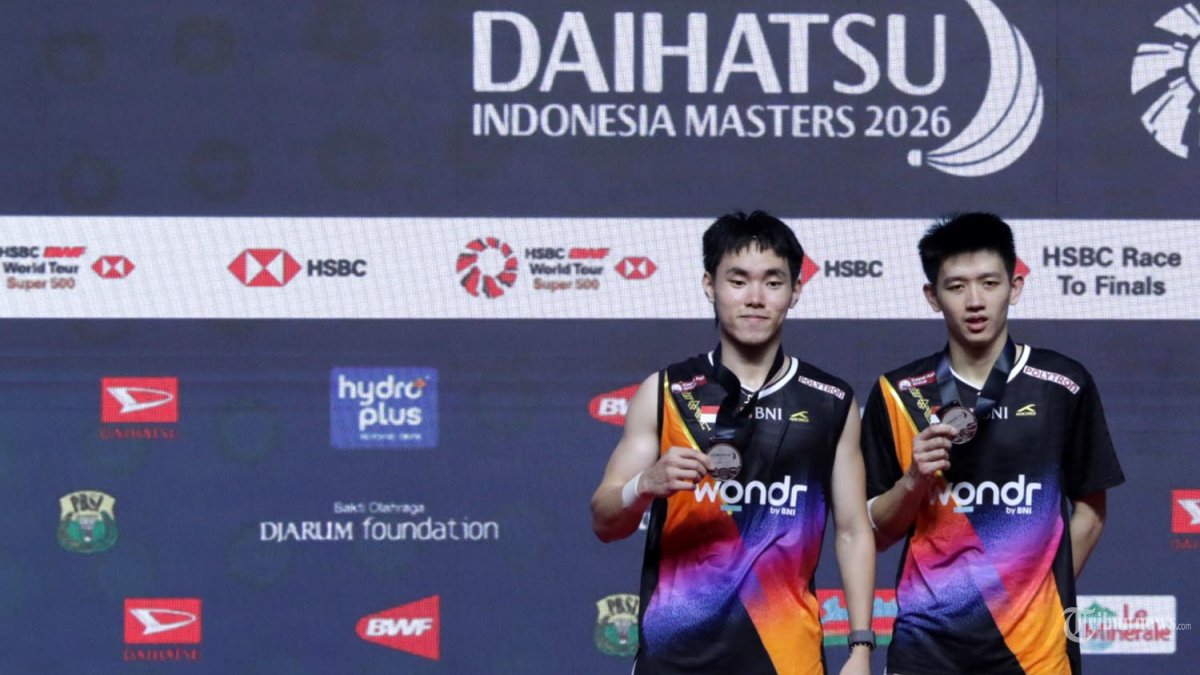INDONESIA MASTERS 2026 - Pebulu tangkis ganda putra Indonesia Raymond Indra dan Nikolaus Joaquin mengangkat medali usai kalah dari pebulu tangkis ganda putra Malaysia Goh Sze Fei dan Nur Izzudin pada babak final Daihatsu Indonesia Masters 2026 di Istora Senayan, Jakarta, Minggu (25/1/2026). Pasangan ganda putra Indonesia Raymond Indra dan Nikolaus Joaquin gagal menjuarai Indonesia Masters 2026 setelah kalah dengan skor 19-21 dan 13-21. TRIBUNNEWS/IRWAN RISMAWAN