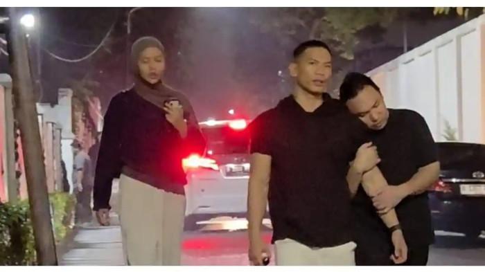 LULA LAHFAH MENINGGAL - Tangis selebgram Keanu Angelo (kanan) pecah saat meninggalkan rumah duka mendiang Lula Lahfah di RS Fatmawati, Jakarta Selatan, Jumat (23/1/2026).