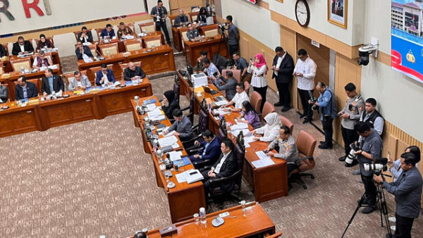 Suasana rapat kerja Komisi III DPR dengan Kapolri Jenderal Listyo Sigit Prabowo dan Kapolda se-Indonesia di Kompleks Parlemen, Senayan, Jakarta, Senin (26/1). Foto: Nasywa Athifah/kumparan