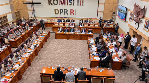 Suasana rapat kerja Komisi III DPR dengan Kapolri Jenderal Listyo Sigit Prabowo dan Kapolda se-Indonesia di Kompleks Parlemen, Senayan, Jakarta, Senin (26/1). Foto: Nasywa Athifah/kumparan
