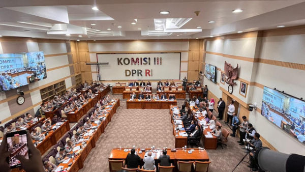 Suasana rapat kerja Komisi III DPR dengan Kapolri Jenderal Listyo Sigit Prabowo dan Kapolda se-Indonesia di Kompleks Parlemen, Senayan, Jakarta, Senin (26/1). Foto: Nasywa Athifah/kumparan