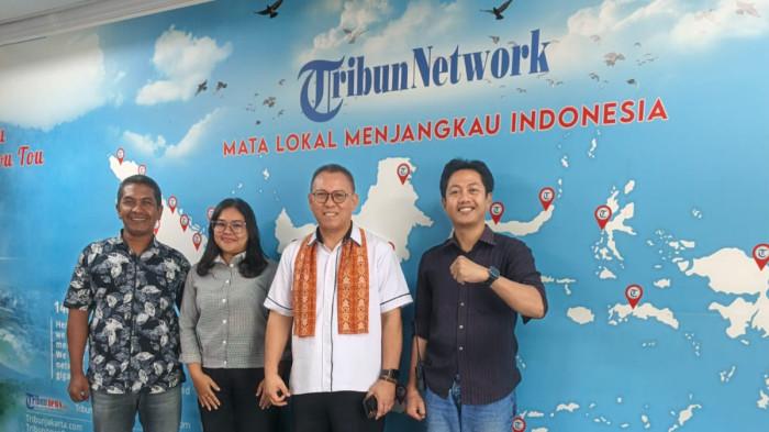 Dr Ivan Kaunang SS MHum menyambangi Tribun Manado di Jalan AA Maramis