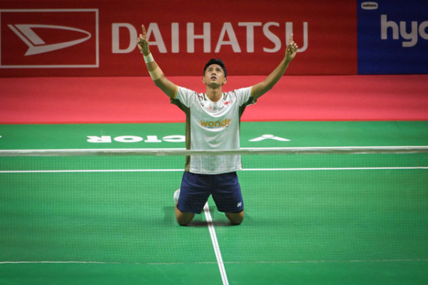 Tunggal putra Indonesia Alwi Farhan berselebrasi usai mengalahkan lawannya asal Thailand, Panitchaphon Teeraratsakul pada babak final Daihatsu Indonesia Masters 2026 di Istora Senayan, Jakarta, Minggu (25/1/2026). Foto: Sulthony Hasanuddin/ANTARA FOTO 