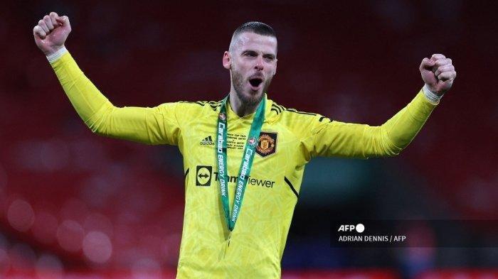 FIORENTINA MENANG TELAK - Kiper Spanyol Manchester United David de Gea merayakan kemenangan mereka dalam pertandingan sepak bola final Piala Liga Inggris antara Manchester United dan Newcastle United di Stadion Wembley, barat laut London pada 26 Februari 2023. De Gea kini membela klub Italia Fiorentina.