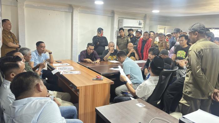 PENERTIBAN PKL - Suasana penerimaan aspirasi dari aliansi PKL di Gedung DPRD Makassar, Jl Hertasning, Kota Makassar, Senin (26/1/2026). PKL menolak penggusuran sepihak.