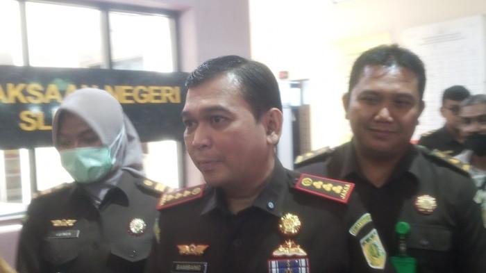 BERI PENJELASAN - Kepala Kejaksaan Negeri (KEJARI) Sleman, Bambang Yunianto, saat menyampaikan keterangan kepada media, Senin (26/1/2026)