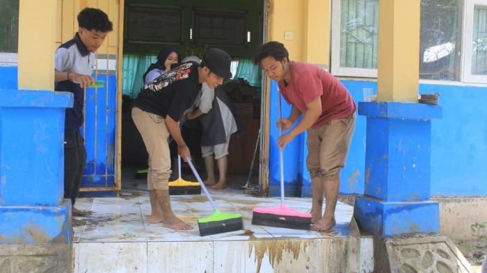 BANTUAN KEMANUSIAAN - Pengurus Cabang Pergerakan Mahasiswa Islam Indonesia (PC PMII) Lombok Barat menggelar aksi kemanusiaan di wilayah terdampak banjir di Sekotong, Sabtu (24/1/2026).